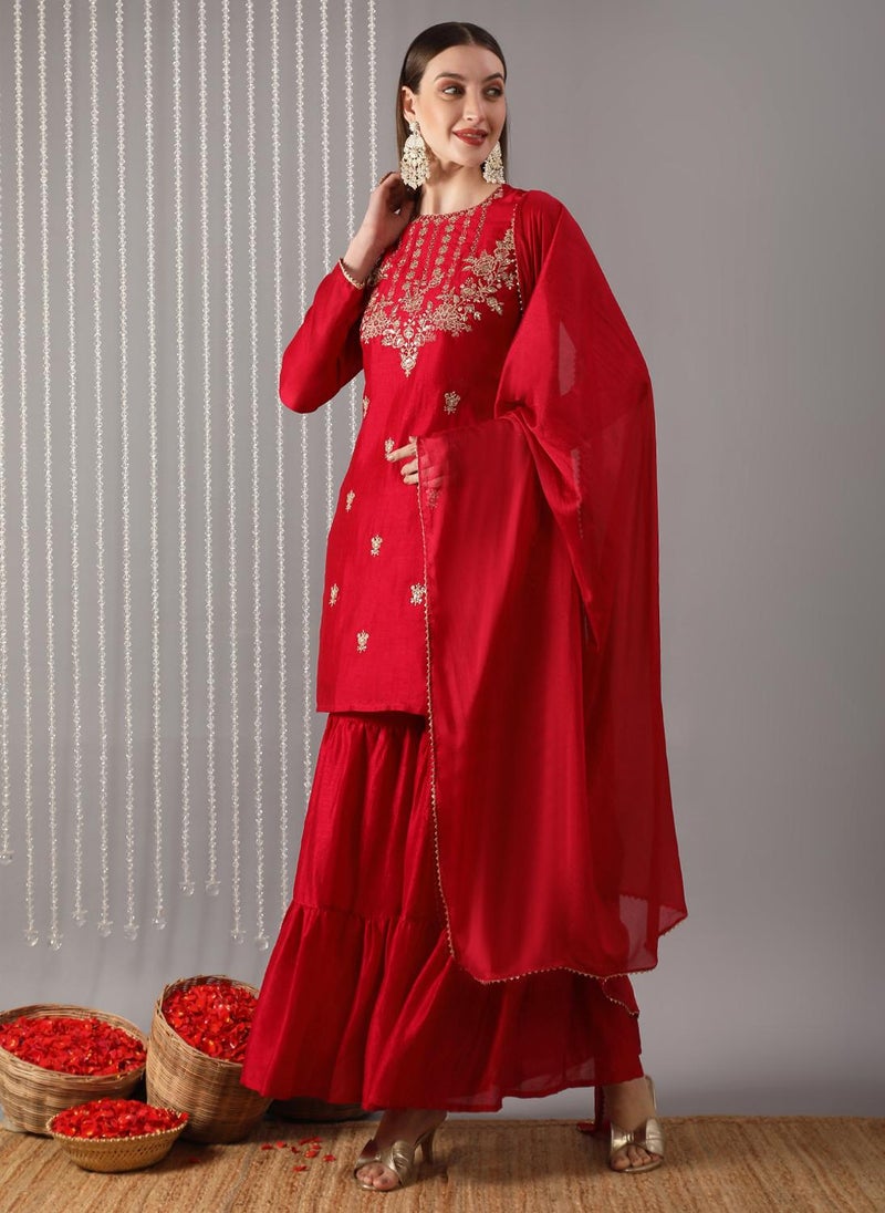 جلو باص طقم كورتا نسائي أحمر مطرز بالترتر مع شالار وغوتة باتي دوباتا للمناسبات - Image 3